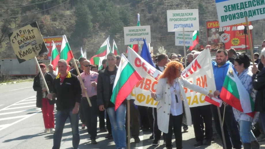 Животновъдите продължават с протестите, блокираха основни пътища