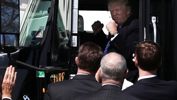 Доналд Тръмп стана тираджия (Снимки, видео) 