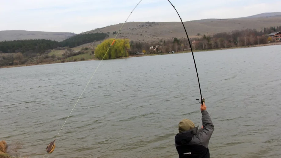 ГЕРБ предлага глобите за рибари бракониери да стигат до 15 000 лв.