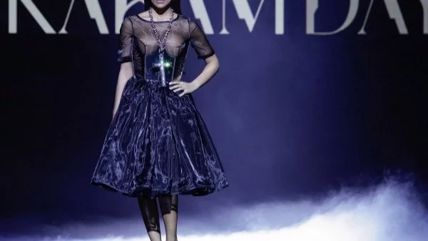 Николета показа гола гръд на Седмицата на модата в София