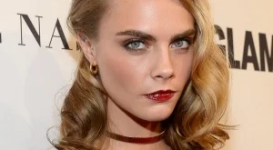 Кара Делевин пише книга