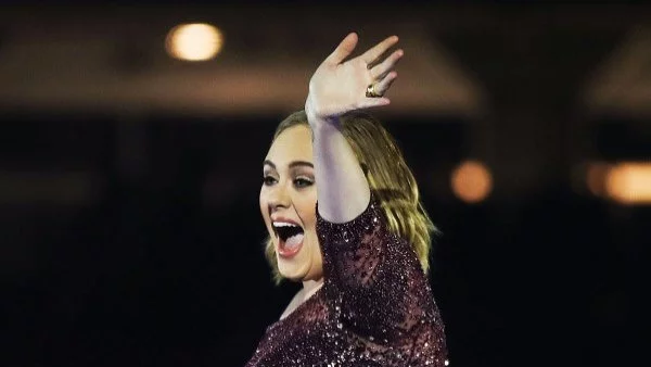 Адел: Спирам с турнетата