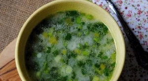 Пролетна чорба от пресен лук