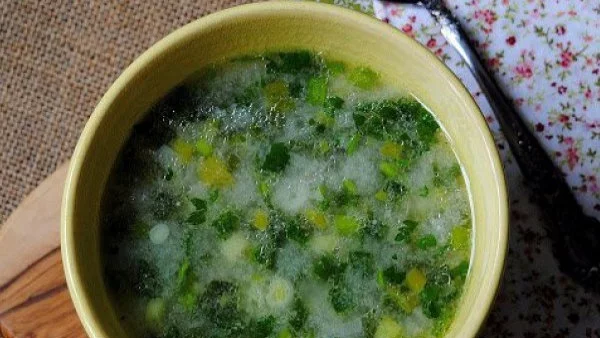 Пролетна чорба от пресен лук