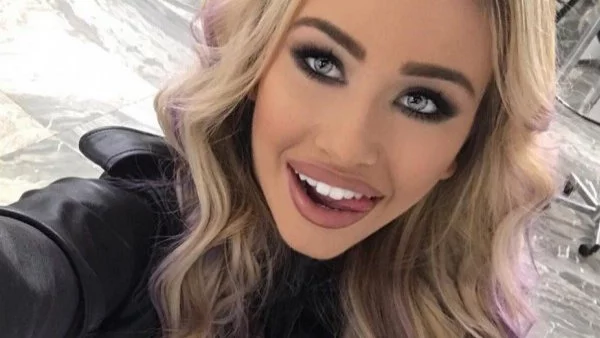 Вижте Гери-Никол като абитуриентка