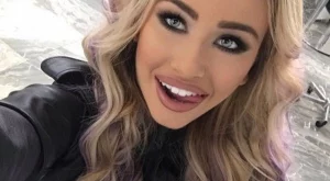 Гери-Никол показа яката си дупара по бански