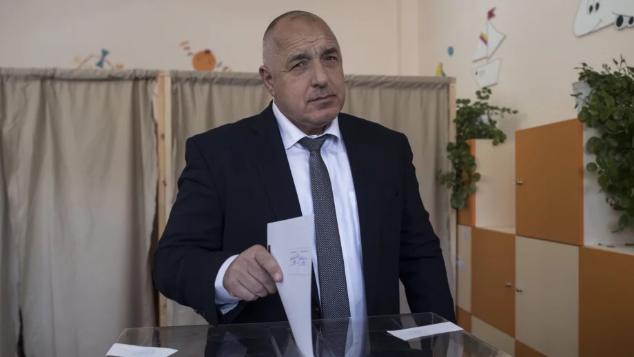 В нашето огледало не се вижда Пеевски, а задрямала овца 