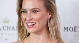 Бар Рафаели показа наедрялото си коремче