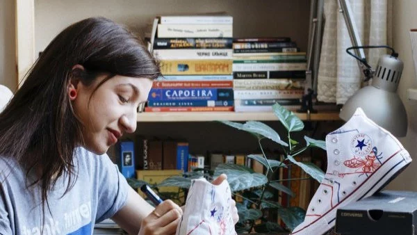 Рисуват безплатно кецове на Converse