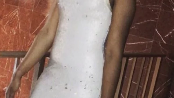 Няма да повярвате какво се случва с тази рокля (видео)