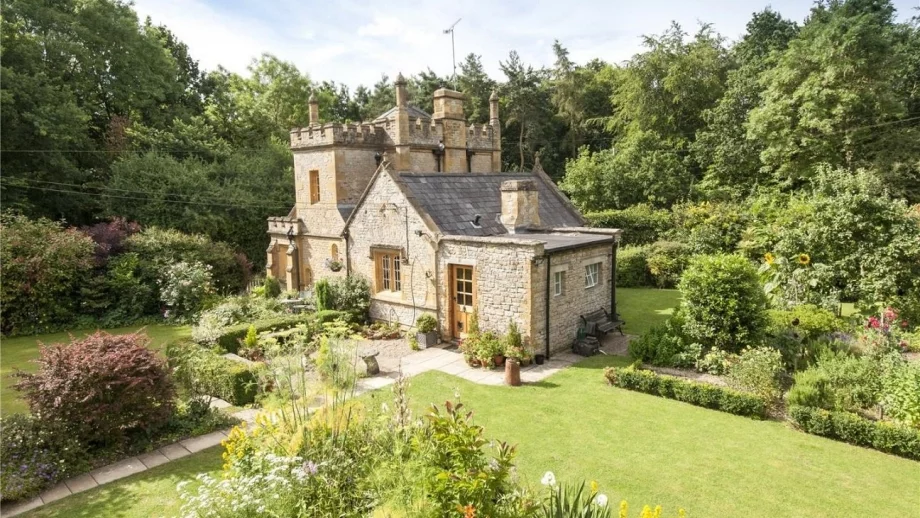 Продава се: Най-малкият замък във Великобритания