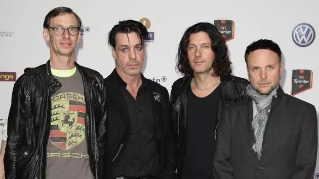 Китаристите на Rammstein се целунаха в знак на протест (снимка)