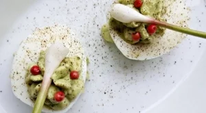 Фаршировани яйца с праз и пресен чесън