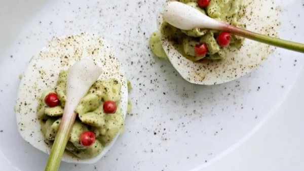 Фаршировани яйца с праз и пресен чесън