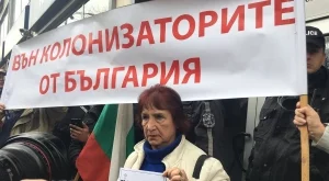 Възрожденски песни и подготовка за щурм пред КЕВР (ВИДЕО)
