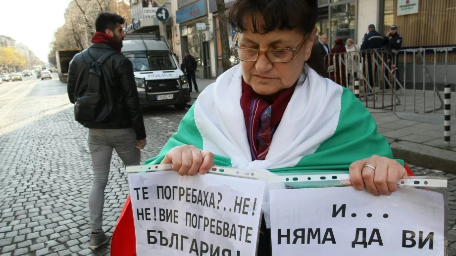 Граждани легнаха на трамвайните релси в протест срещу КЕВР 