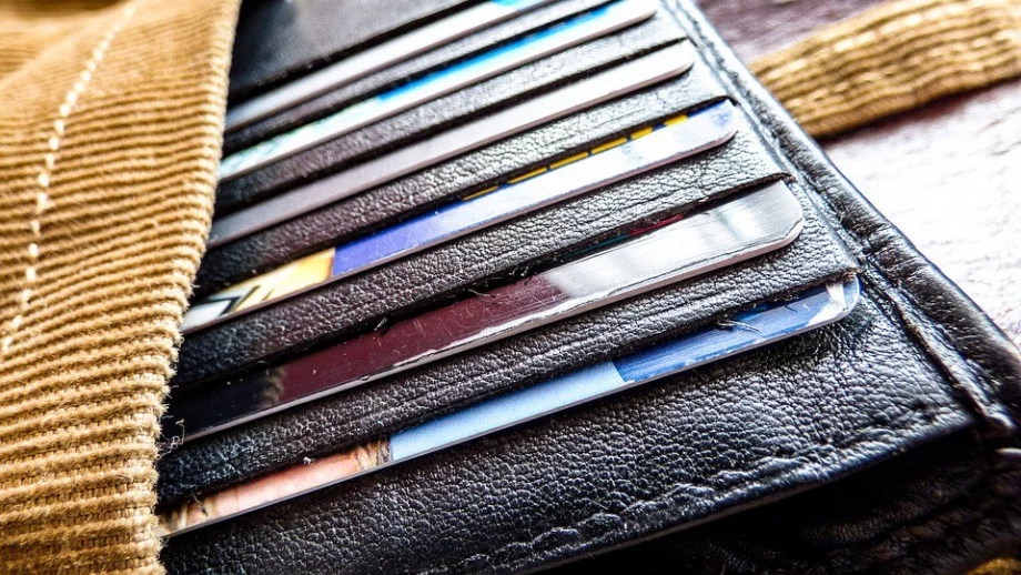 За първи път от кризата насам: Дълговете по кредитните карти в САЩ достигнаха 1 трлн. долара