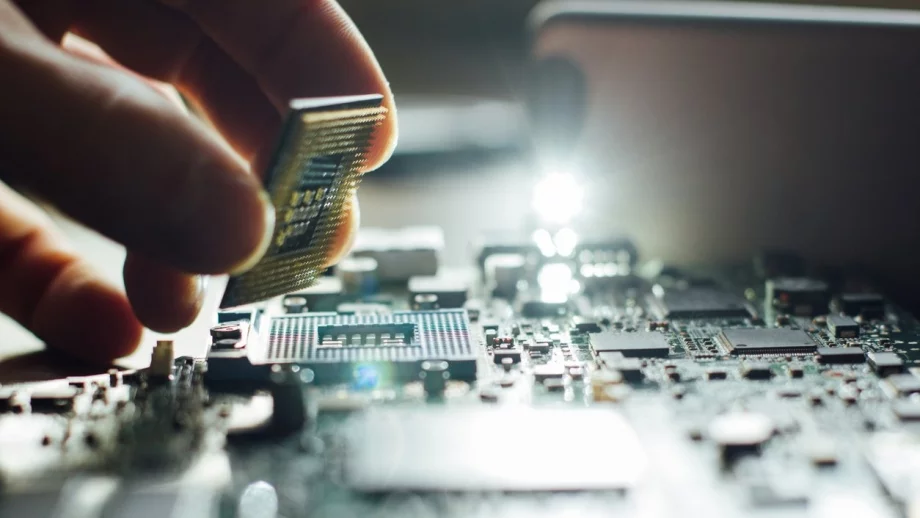 Електрониката и металургията с годишни ръстове от над 30%