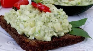 Разядка от авокадо и сварени яйца