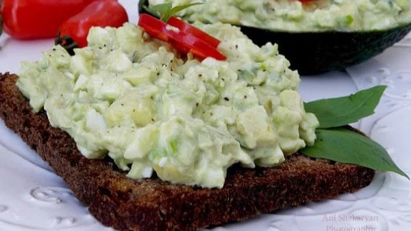 Разядка от авокадо и сварени яйца