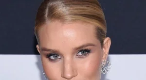 Бременната Роузи Хънтингтън-Уайтли се появи на премиера