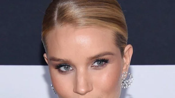 Бременната Роузи Хънтингтън-Уайтли се появи на премиера