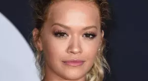 Рита Ора не може да напусне България