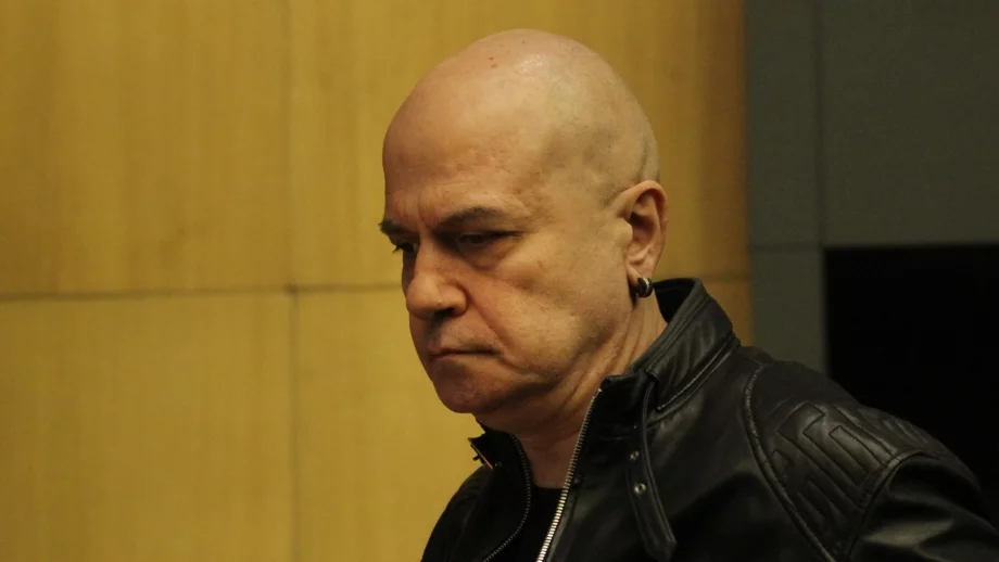 3777 души искат да участват в политическия проект на Слави Трифонов 