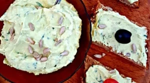 Домашен пастет с варени яйца, авокадо и рикота