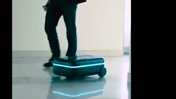 Куфар-робот ви следва по петите сам (Видео)