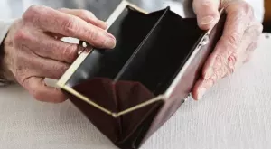 Пенсиите на хиляди пенсионери ще бъдат запорирани заради дългове