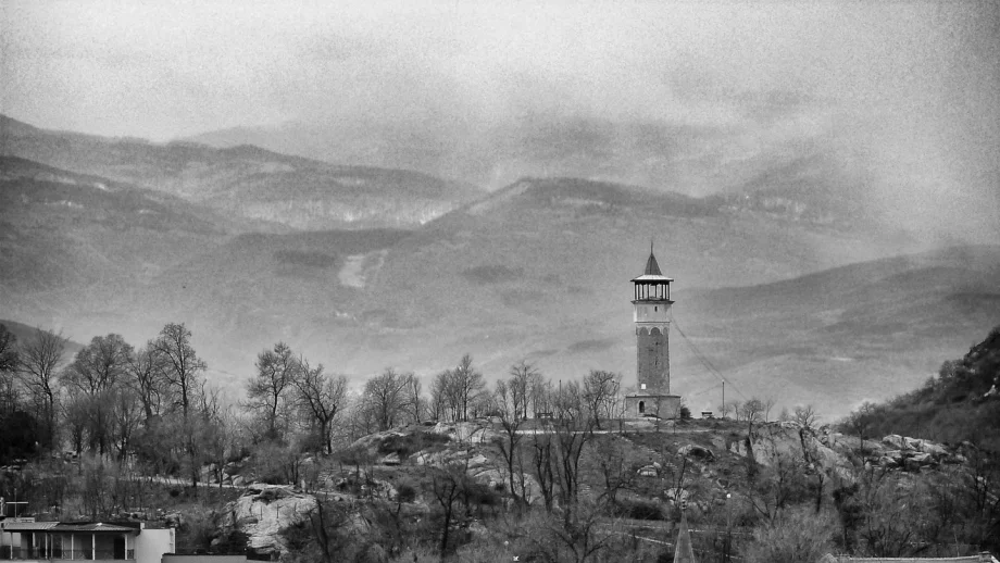 Тийнейджърка отива в Брюксел благодарение на черно-бяла снимка на Небет тепе