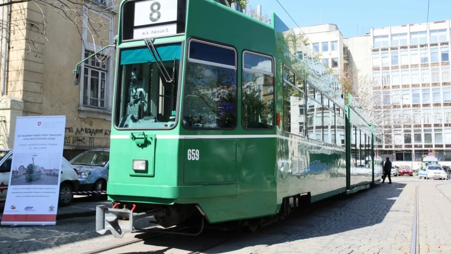 Новите стари швейцарски трамваи вече се движат по софийските улици (Снимки)