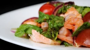 Медена салата със сьомга и скариди