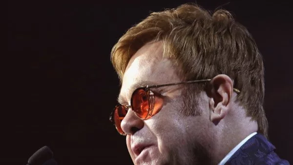 Елтън Джон отложи концерти заради сватбата на принц Хари