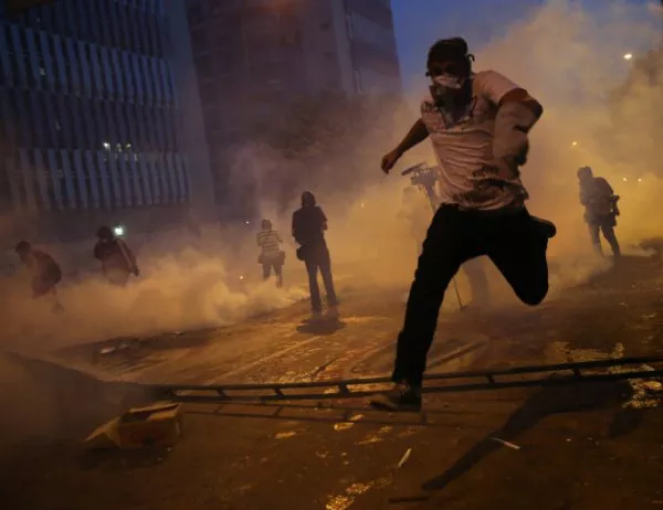 Стотици пострадаха във Венецуела при поредния ден на протести
