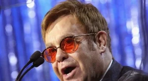 Eлтън Джон повален от опасна инфекция