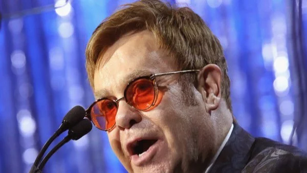 Eлтън Джон повален от опасна инфекция