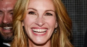 Как Джулия Робъртс успява да бъде ослепителна и на 49