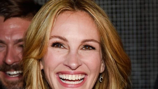 Как Джулия Робъртс успява да бъде ослепителна и на 49