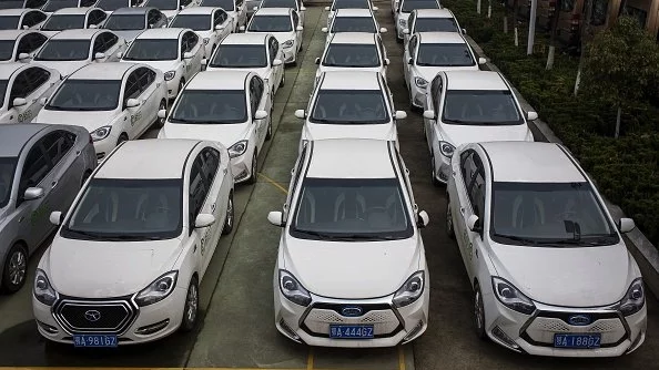 Китайски автогигант спира продава коли с гориво