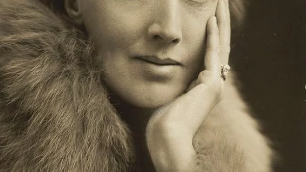 "Очите на другите - нашите затвори, техните мисли - нашите клетки"