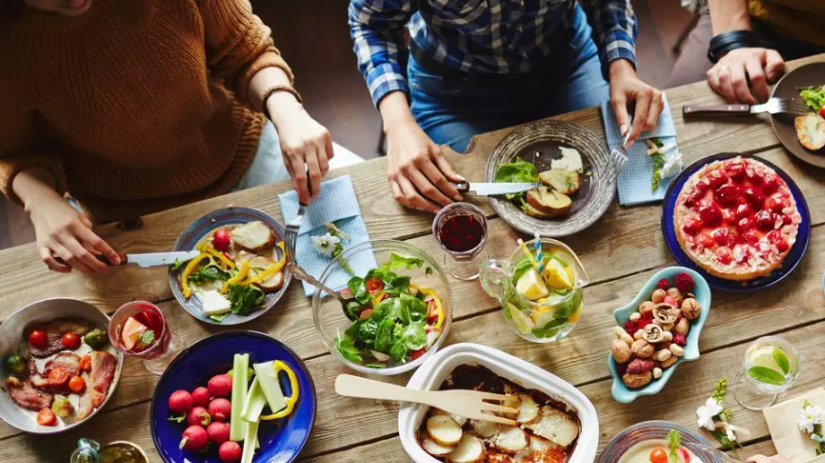 Бърза вечеря с тиквички и бекон на тиган