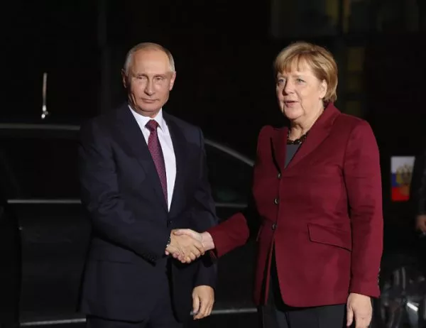 Меркел: НАТО не трябва да прекъсва диалога с Русия