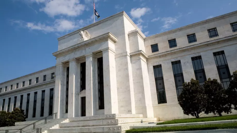 Основната лихва в САЩ скочи до 15-годишен връх, Фед ще продължи да я вдига