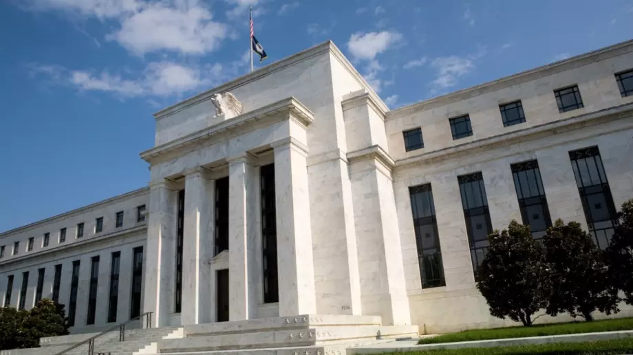 Федералният резерв на САЩ остави лихвите без промяна, но даде сигнал, че затягането на паричната политика не е приключило