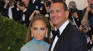 Дженифър Лопес  с маникюр от 24-каратово злато