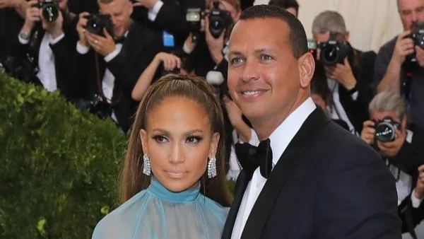 Дженифър Лопес  с маникюр от 24-каратово злато