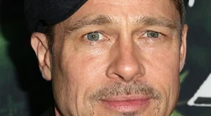 Брад Пит си пада по професорка