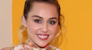 Майли Сайръс се снима чисто гола (снимки)